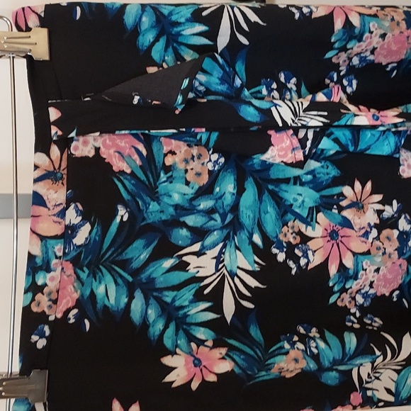 Black with Tropical Print Tea Length Ruffle Accent in Front w/ Tie Skirt Size M - Picture 1 of 6